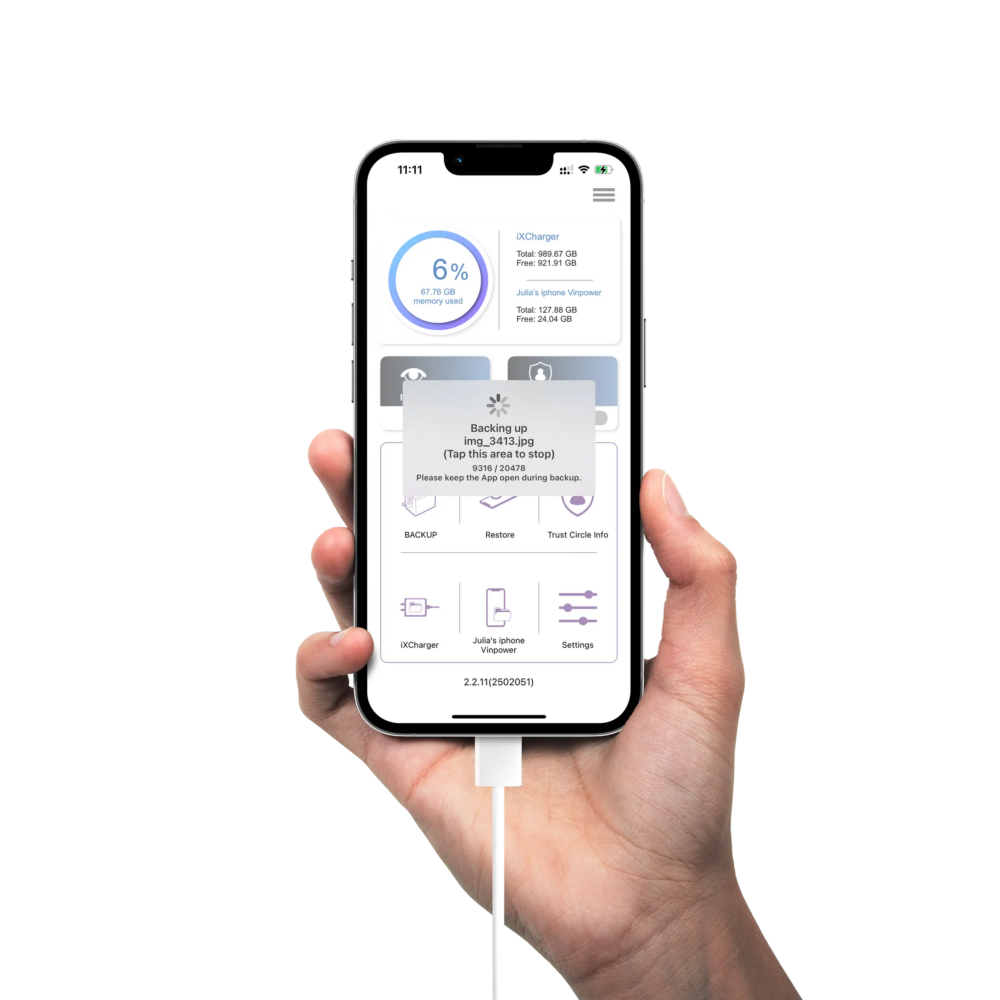 iXcharger: Universal power supply with automatic data backup up to 1 TB for iPhone & iPad